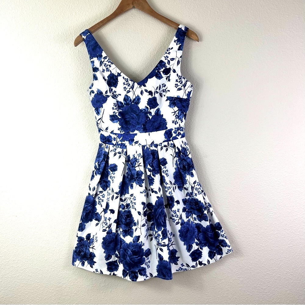 Ixia Blue and White ModCloth Floral Mini Dress Small
Resort Wear Wedding Tea